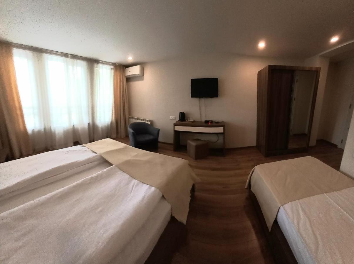 Hotel Lile Тбилиси Екстериор снимка