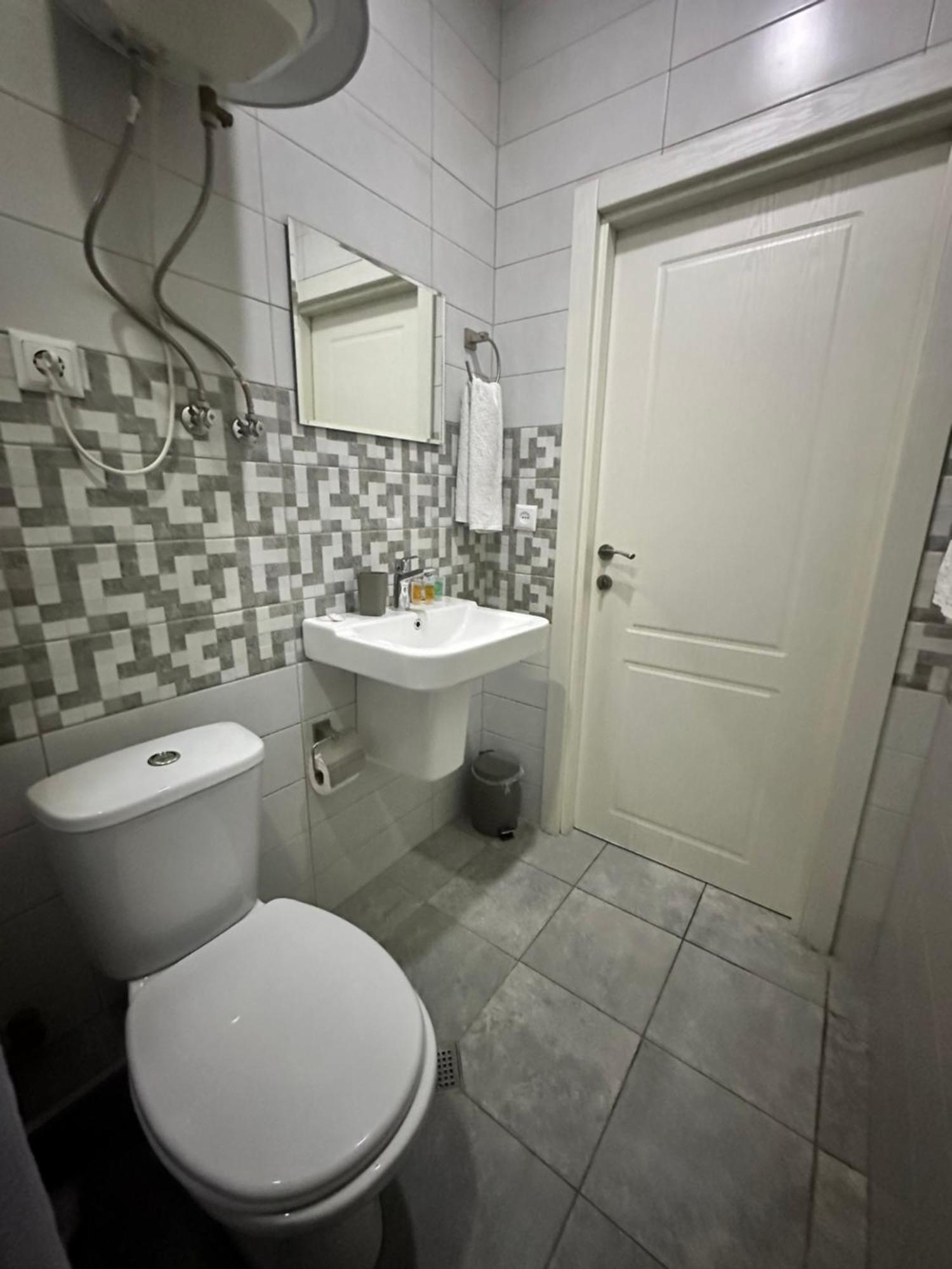 Hotel Lile Тбилиси Екстериор снимка